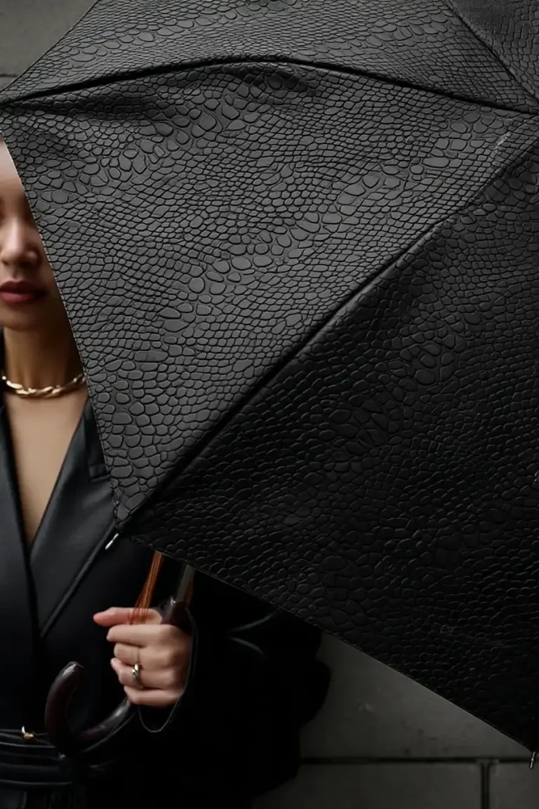 Woman_With_Luxury_Umbrella_SnakeSkin_Naomi_Eleonora.webp